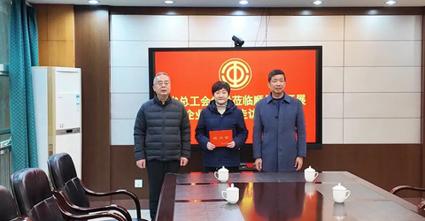 兩名女工患病，省上縣里都來(lái)慰問一一虹潤(rùn)三重保障體系筑就員工幸福家